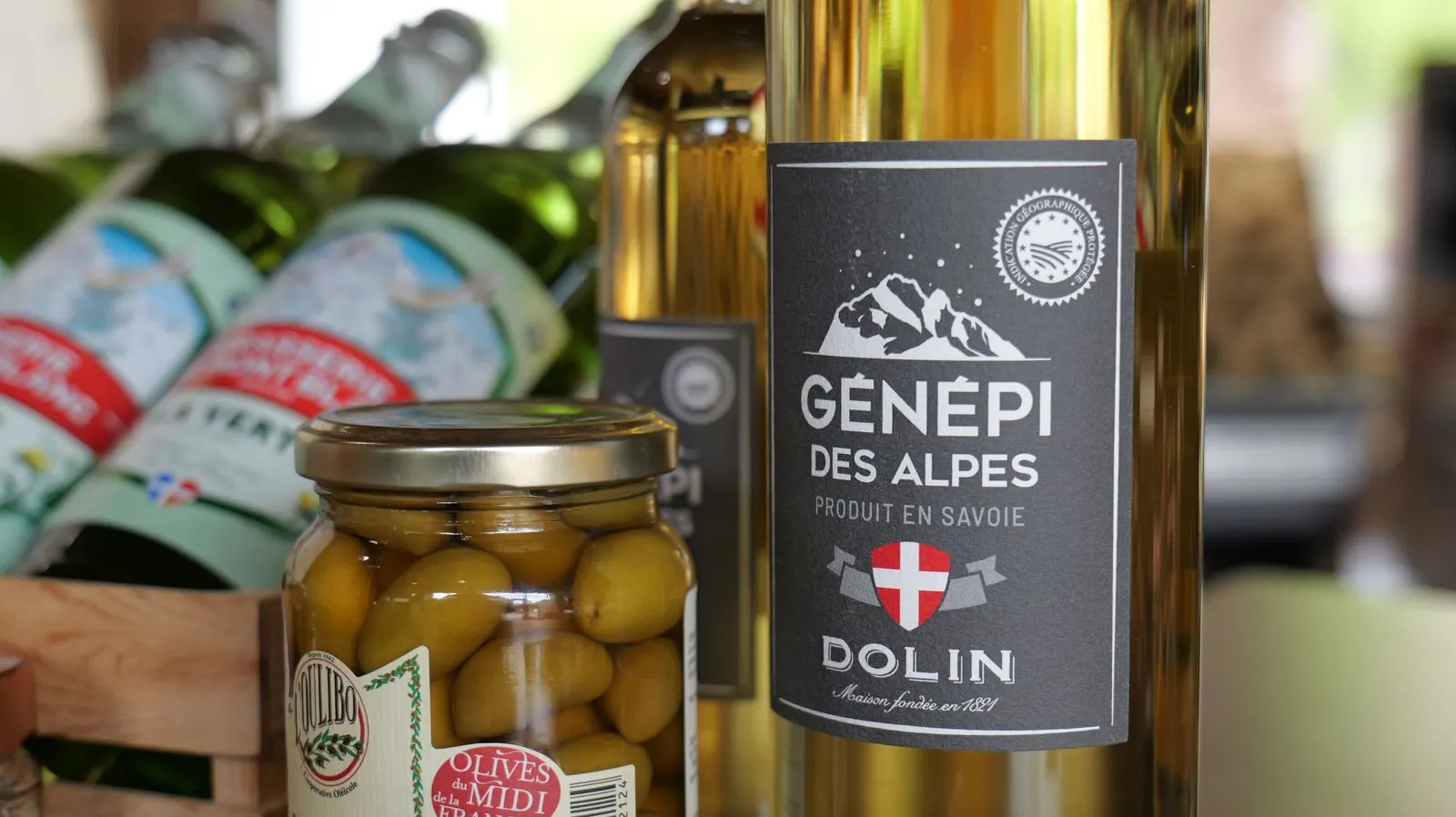 Génépi des Alpes et olives de l'épicerie fine