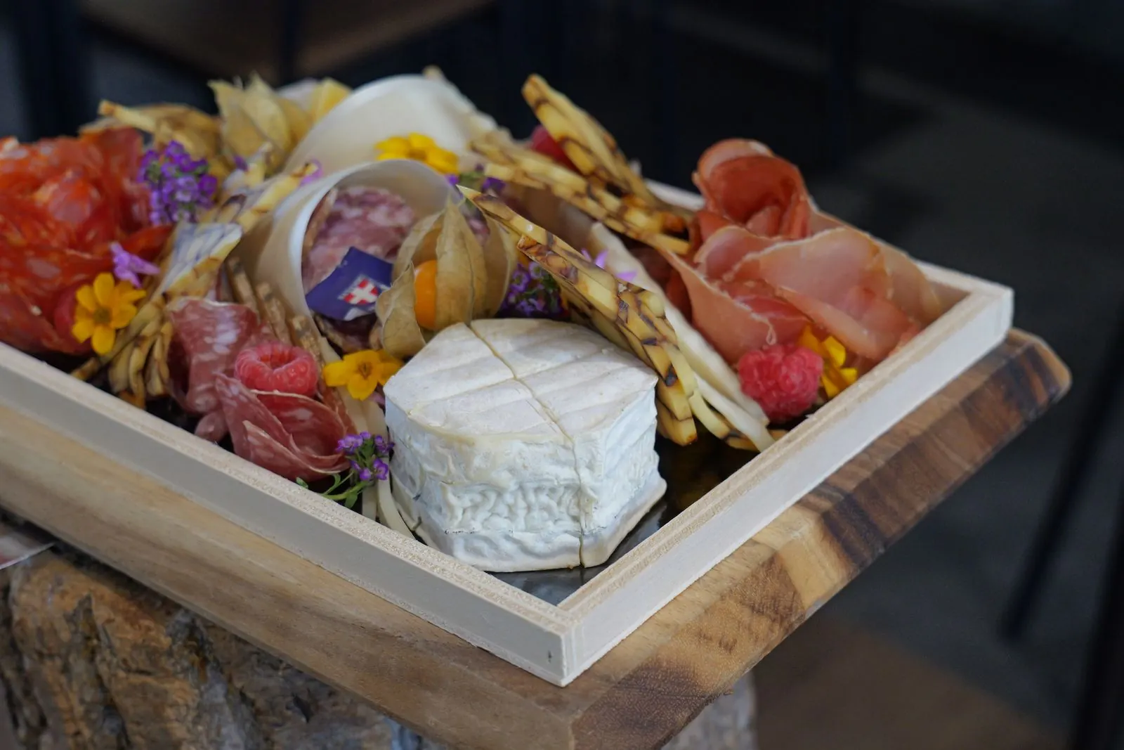 Plateau de fromages et de charcuteries garni de fleurs