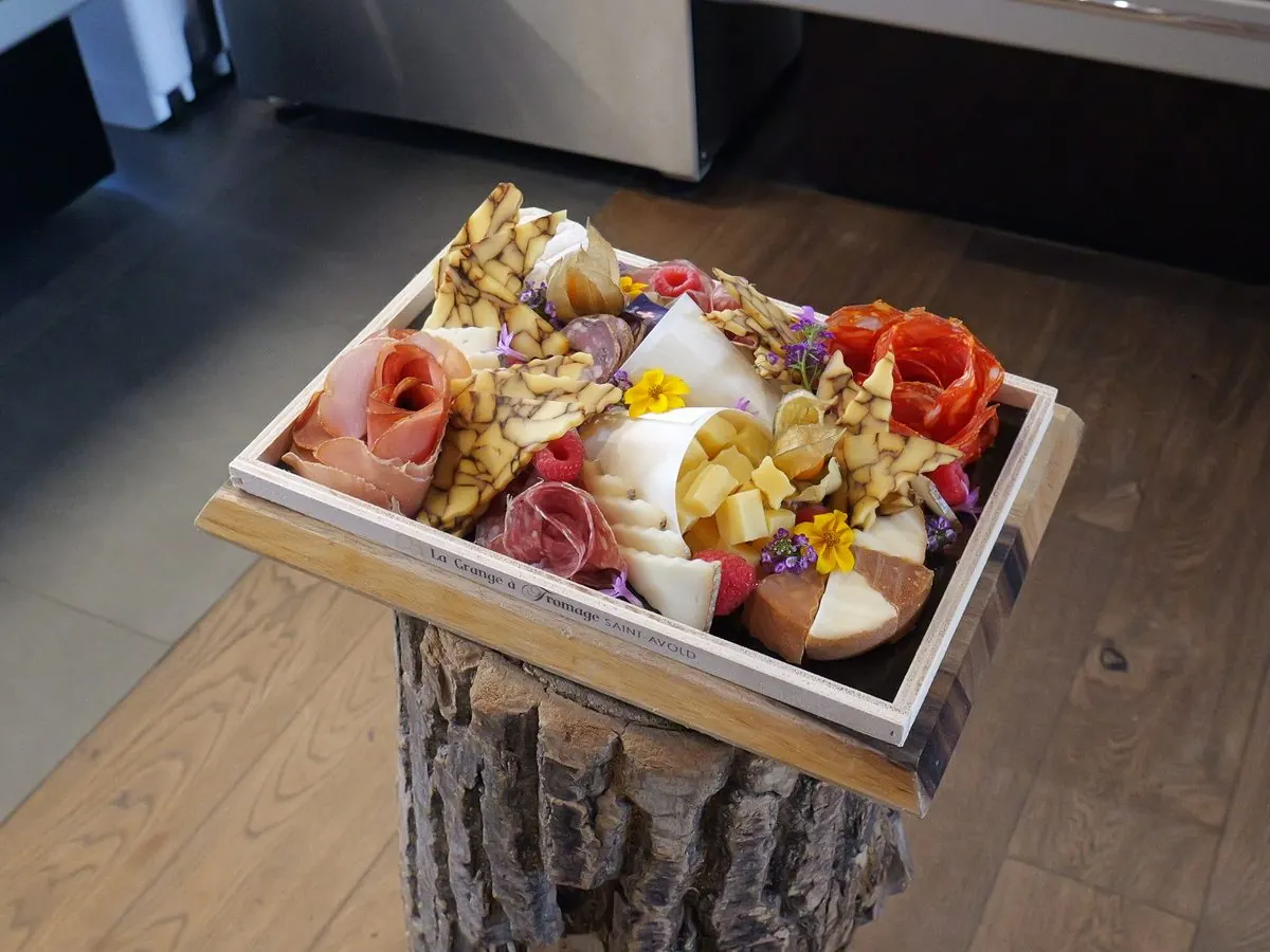 Plateau de fromages et de charcuteries