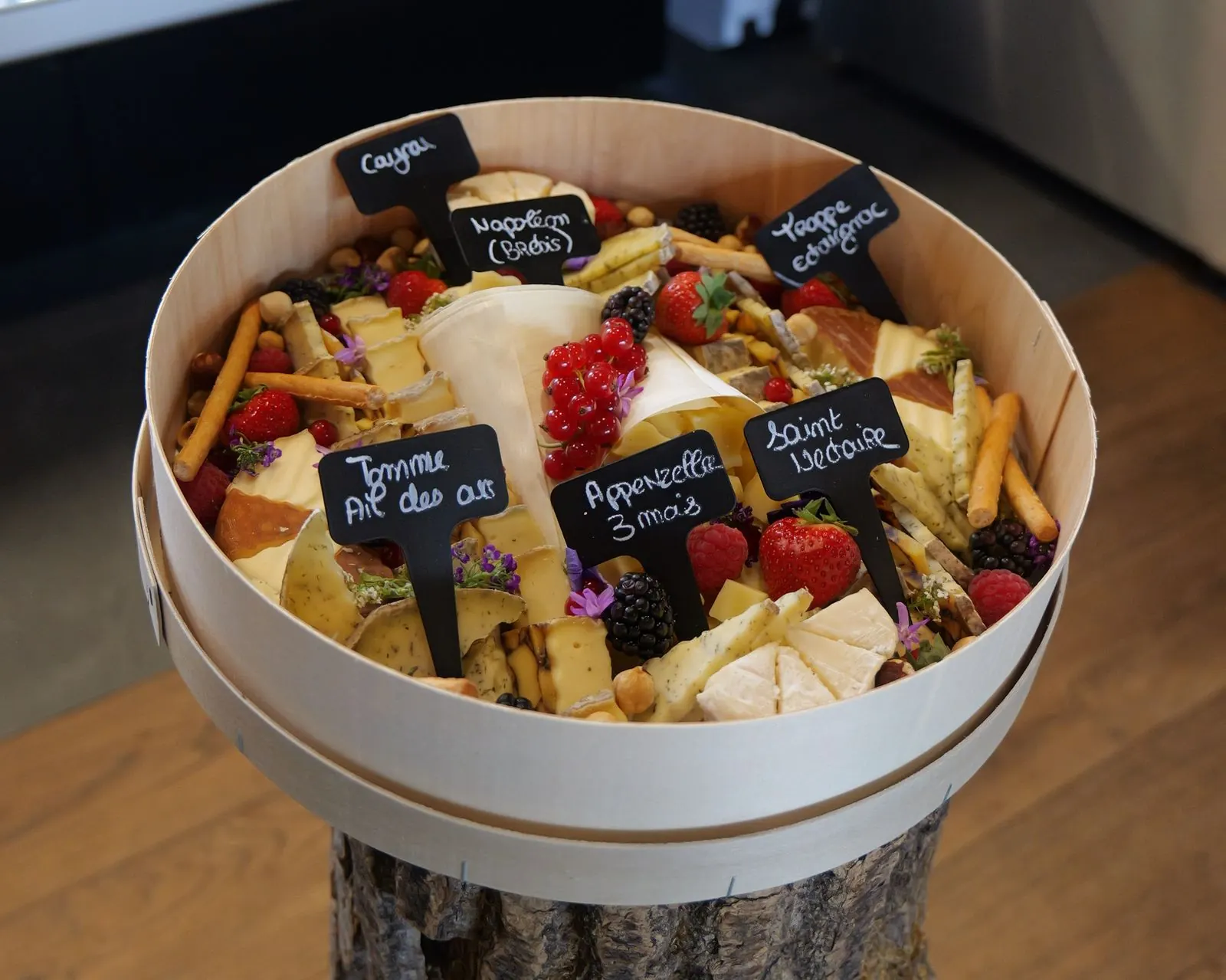 La WoodBox, écrin en bois garni de fromages et de charcuteries